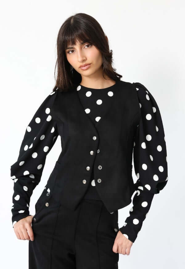 Detalle de chaqueta Gillette gamuza negro Natalia Seguel, diseño de autor ropa mujer Chile