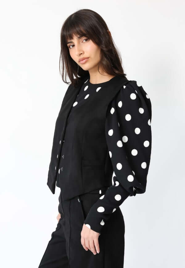 Chaqueta Gillette gamuza negro Natalia Seguel, otra perspectiva todo negro diseño de autor