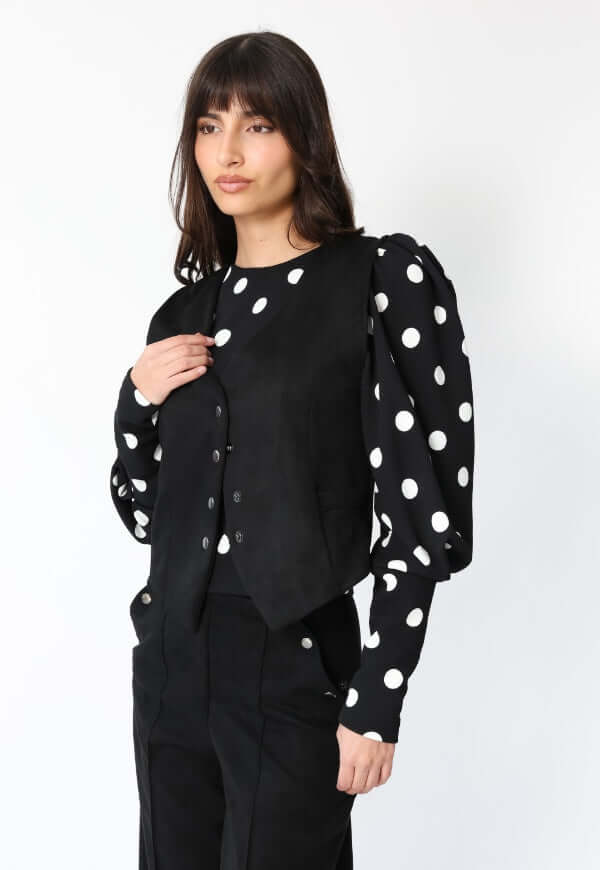 Chaqueta Gillette gamuza negro Natalia Seguel, diseño de autor moda femenina Chile