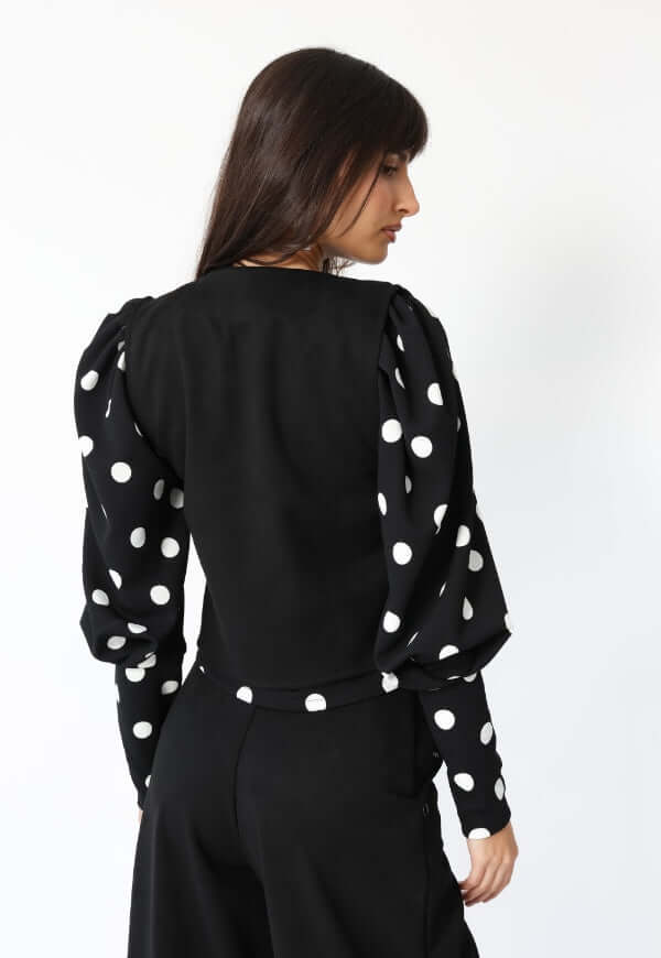 Chaqueta Gillette gamuza negro Natalia Seguel, imagen adicional estilo todo negro