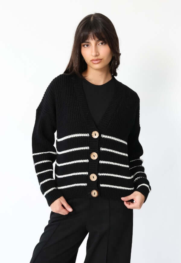Chaleco Rocío Negro con botones Natalia Seguel, imagen adicional del diseño