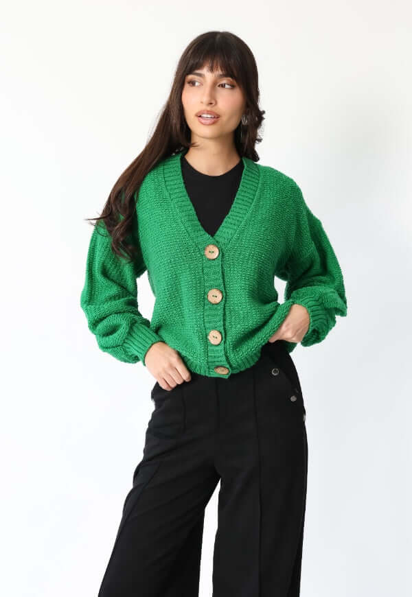 Chaleco Rocío verde manzana con botones de Natalia Seguel, vista detalle ángulo alternativo
