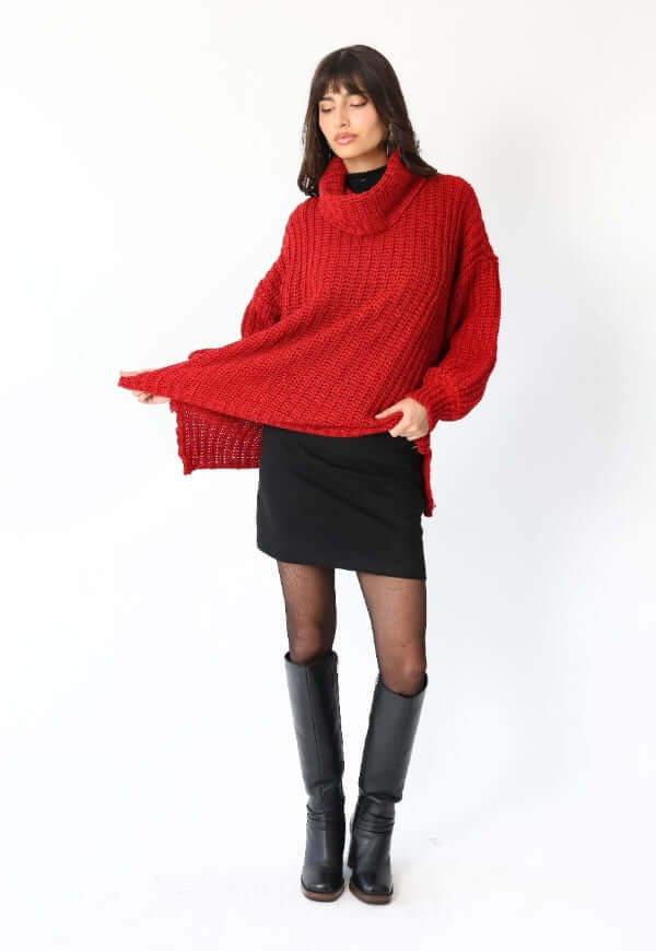 Detalle de chaleco rojo cuello alto Natalia Seguel, diseño autor moda mujer Chile