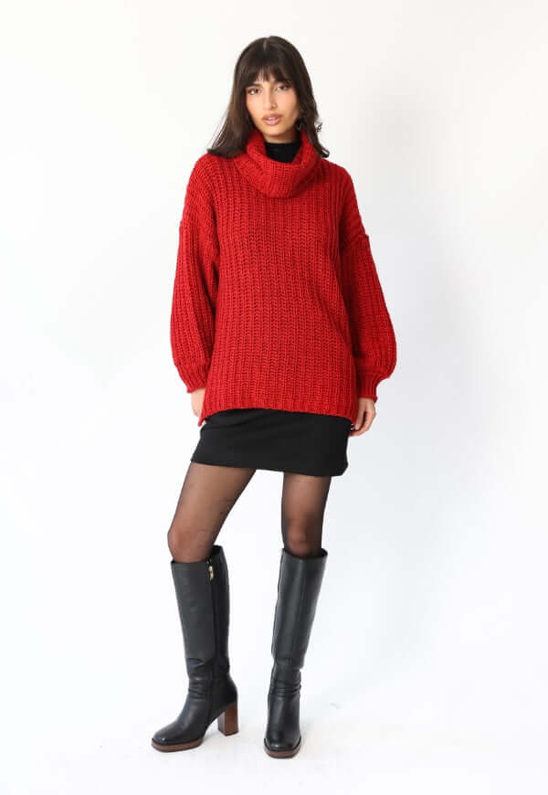 Chaleco rojo cuello alto de diseño autor Natalia Seguel, vista lateral