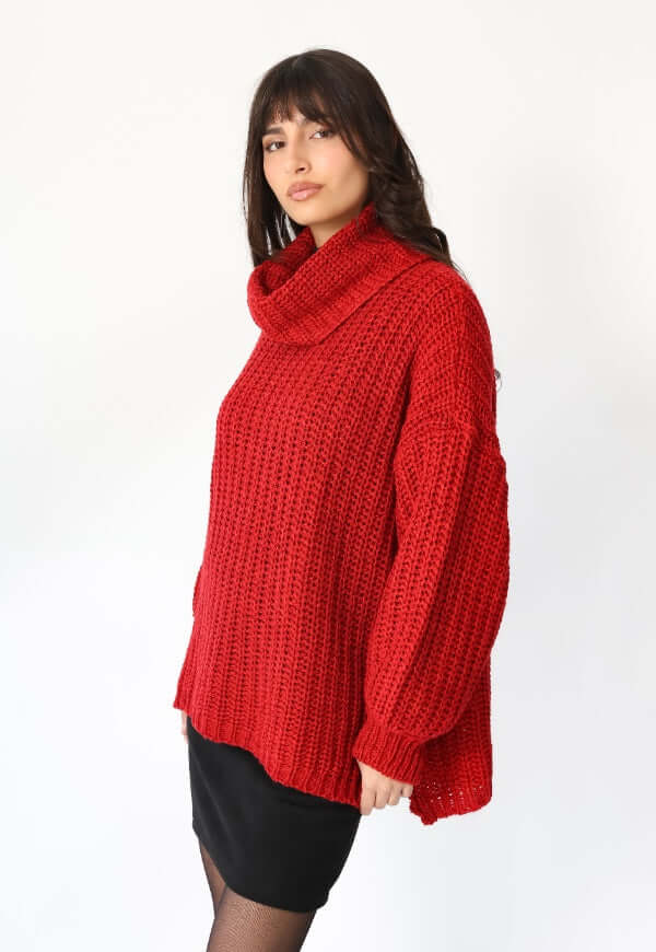 Chaleco rojo cuello alto Natalia Seguel, detalle de acabado y diseño autor