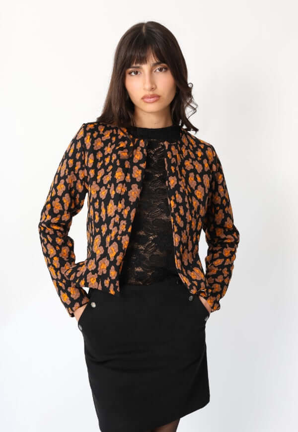 Chaqueta Gabriela Peplum negro con florecitas mostaza, diseño de autor Natalia Seguel