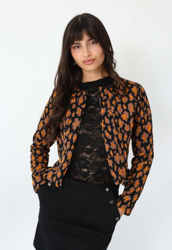 Chaqueta Gabriela Peplum negro florecitas mostaza Natalia Seguel, vista alternativa de silueta peplum