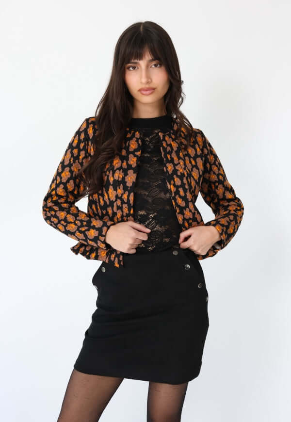 Chaqueta Gabriela Peplum negro con florecitas mostaza, imagen secundaria mostrando largo y forma