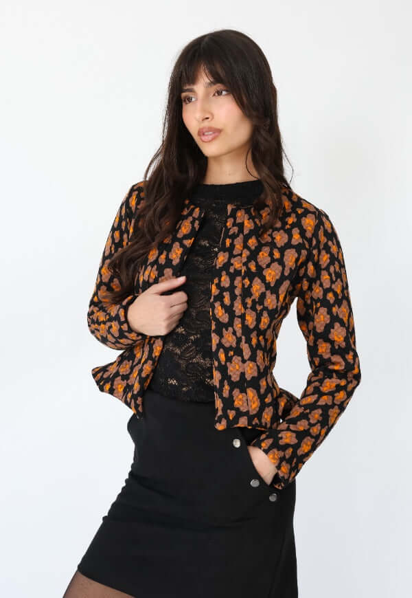 Chaqueta Gabriela Peplum negro con florecitas mostaza Natalia Seguel, vista alternativa