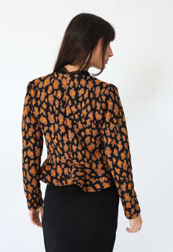 Chaqueta Gabriela Peplum negro florecitas mostaza Natalia Seguel, detalle de diseño
