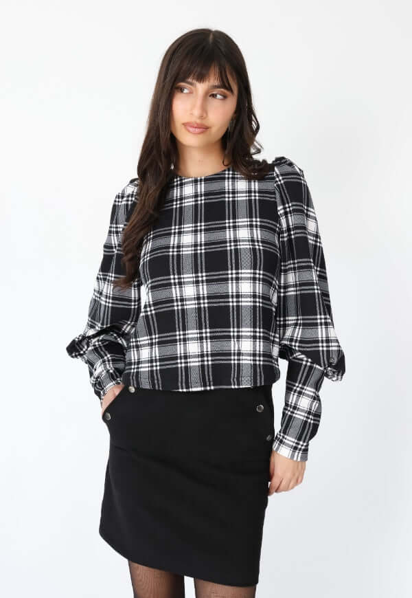Polera Abril Mangas Largas Cuadrillé Negro  | Natalia Seguel