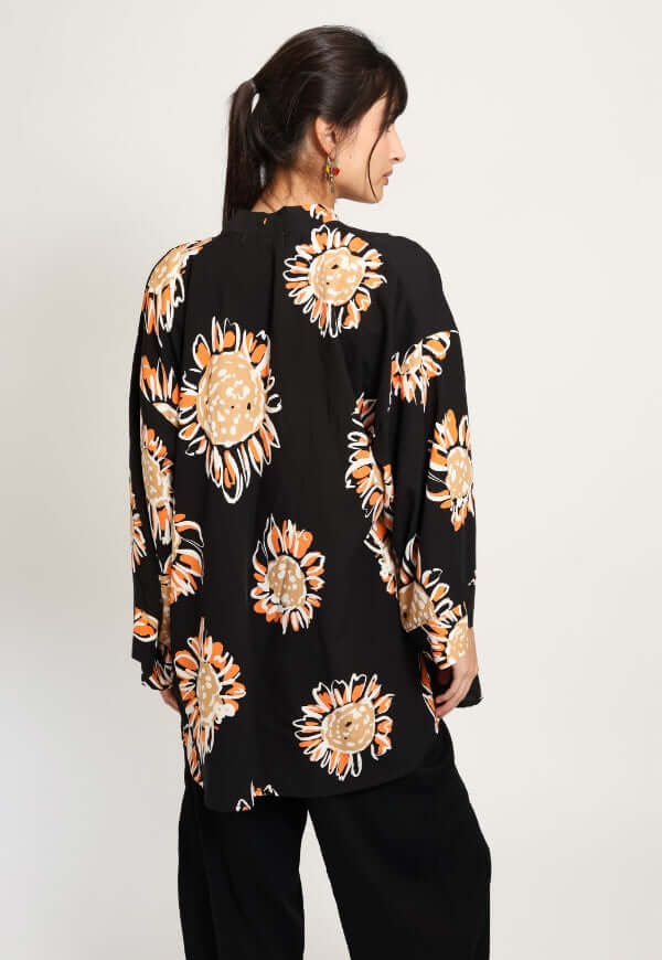 Kimono Sol Negro Flor Naranja - Diseño de Autor | Natalia Seguel