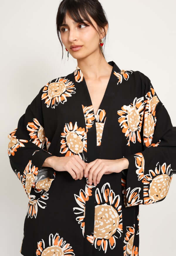 Kimono Sol Negro Flor Naranja - Diseño de Autor | Natalia Seguel