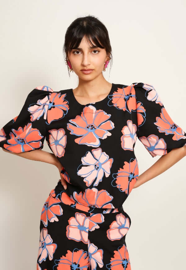 Blusa Amalia Manga Globo Negro Flores Coral - Diseño de Autor | Natalia Seguel