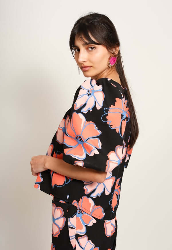Blusa Amalia Manga Globo Negro Flores Coral - Diseño de Autor | Natalia Seguel
