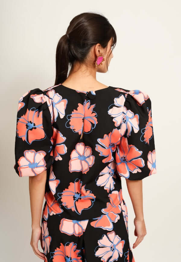 Blusa Amalia Manga Globo Negro Flores Coral - Diseño de Autor | Natalia Seguel