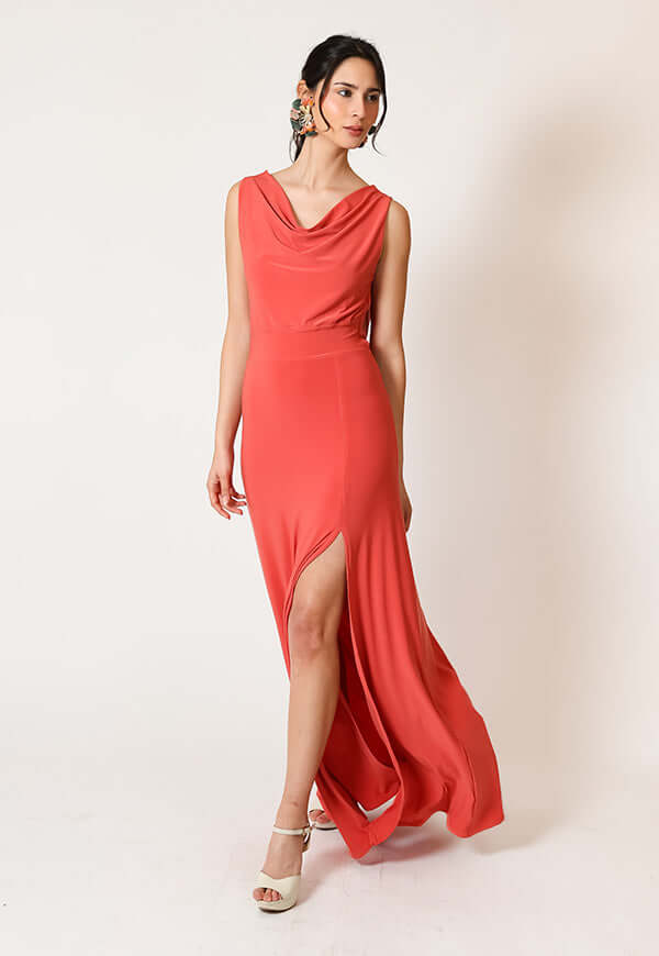 Vestido Drapeado Tajo Coral Fiesta - Diseño Chileno | Natalia Seguel, frente – diseño chileno de autor, Natalia Seguel