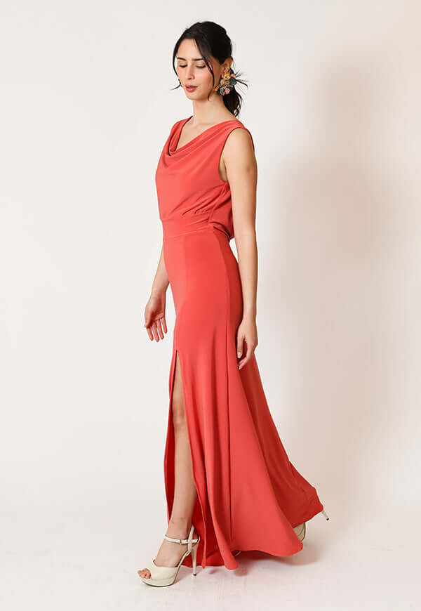 Vestido Drapeado Tajo Coral Natalia Seguel, lateral (3) – diseño chileno de autor, Natalia Seguel