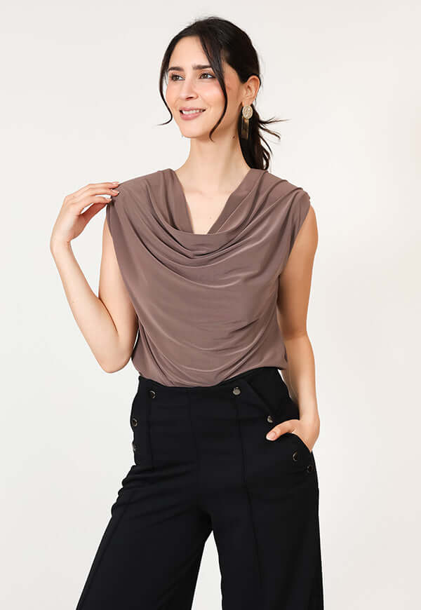 Polera Drapeada Arena Diseno Chileno Natalia Seguel, percha – diseño chileno de autor, Natalia Seguel